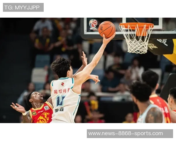 杨瀚森连续三场未能上场比赛仍在替补席上等待机会